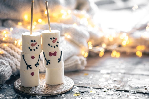 Free Photo cozy christmas background with marshmallow snowmen and festive decor