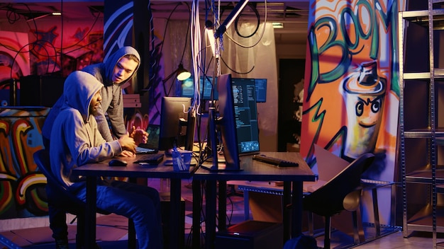 Free Photo hackers using phishing technique