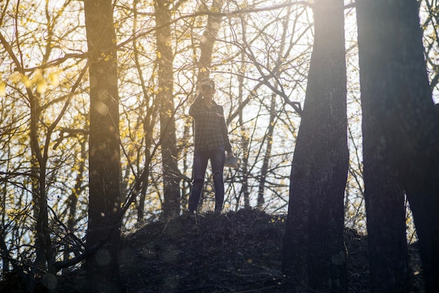 Free Photo hiker using her binoculars at sunset