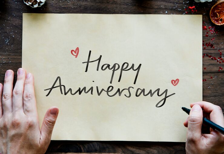 Free Photo phrase happy anniversary on a paper