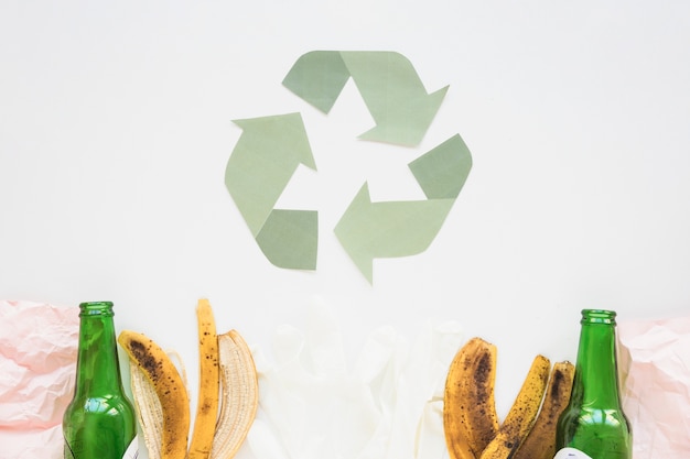 Free Photo recycle symbol with garbage 