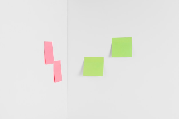 Free Photo sticky notes in corner of room