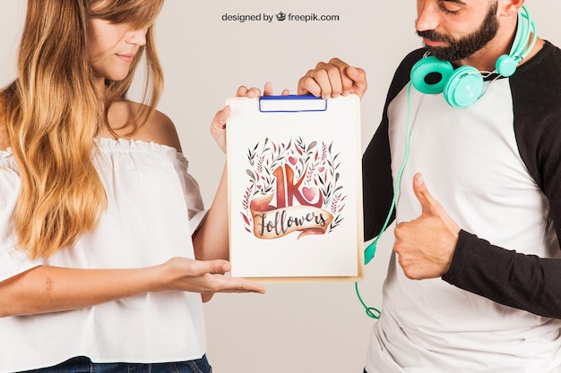 Free PSD young couple presenting clipboard