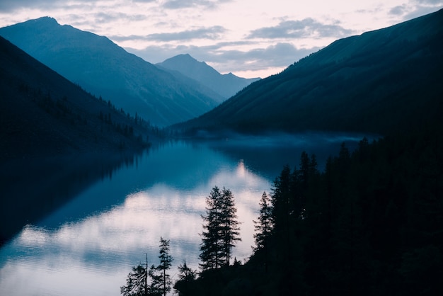 Photo alpine tranquil landscape at early morning