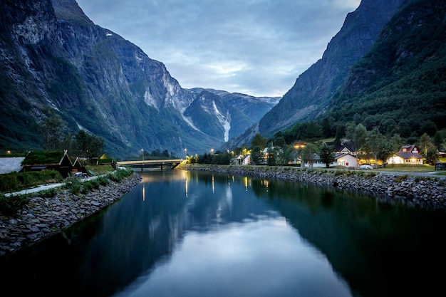 Photo amazing nature view with fjord and mountains. beautiful reflection. location: scandinavian mountains, norway. artistic picture. beauty world.