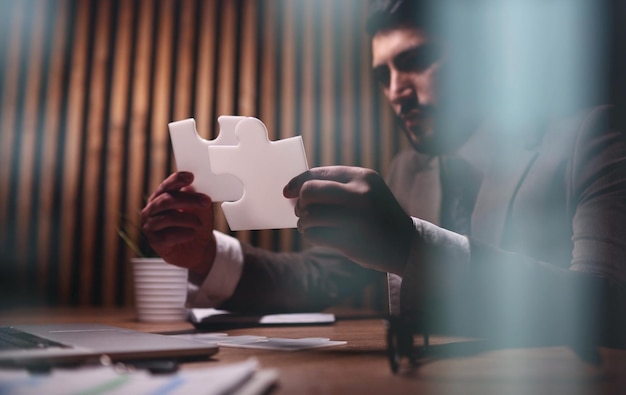 Photo attractive young guy is solving a problem
