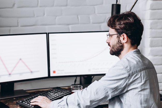 Photo attractive young man working at a computer