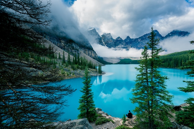 Photo beautiful moraine lake in banff national park, alberta, canada