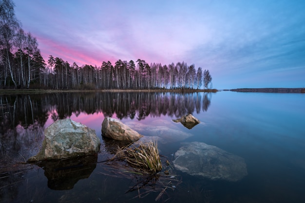 Photo beautiful sunset on the lake with a textured foreground
