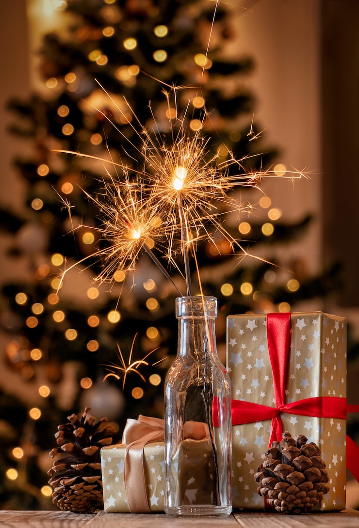 Photo burning sparklers in glass bottle with chrismas decoration