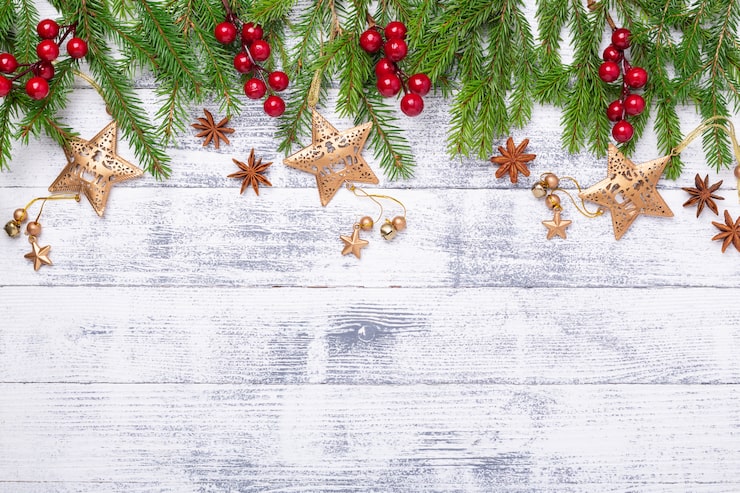 Photo christmas fir tree and gifts on wooden background.