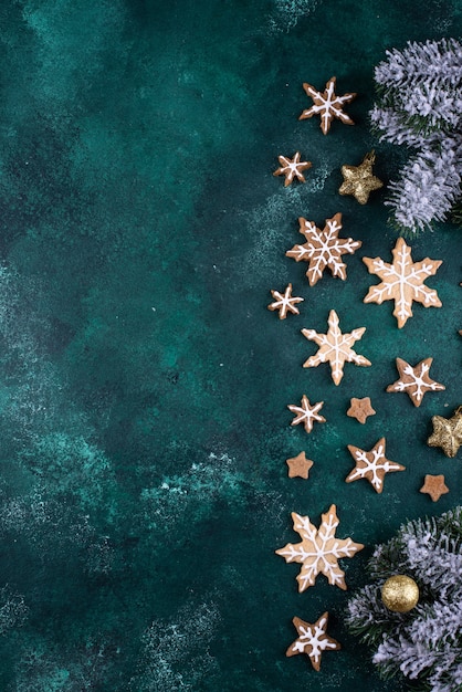 Photo christmas gingerbread cookies in shape of snowflake
