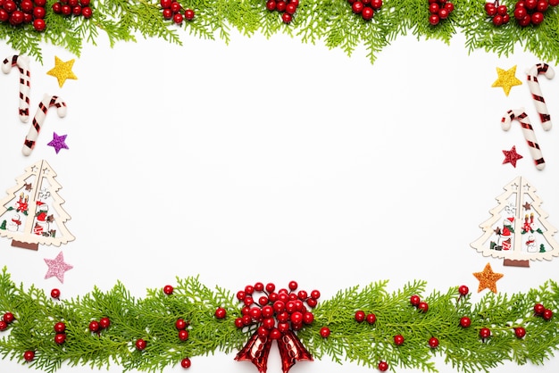 Photo christmas and new year background, top view of spruce branches, pine cones, red berries 