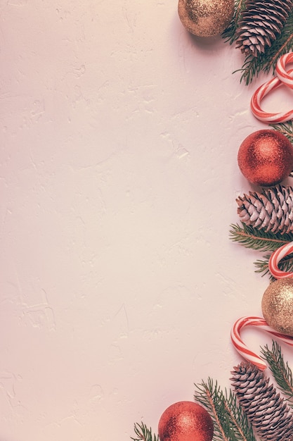 Photo close up on christmas decorations with baubles
