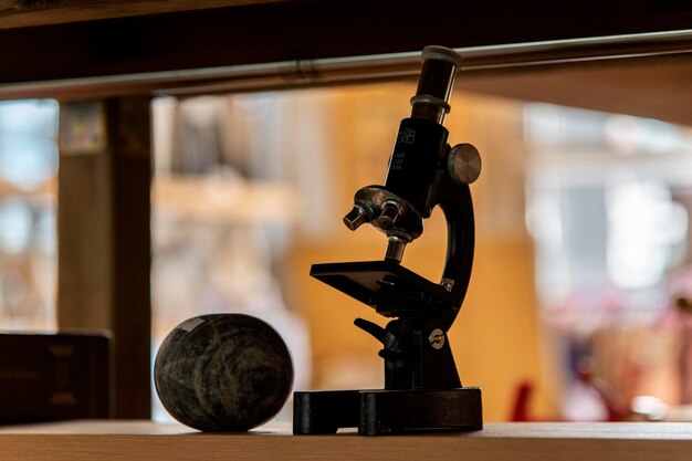 Photo close-up of microscope on table