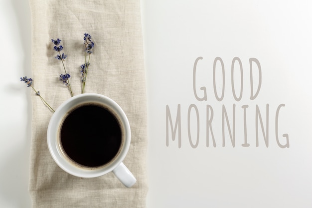 Photo coffee with flowers composition on the table