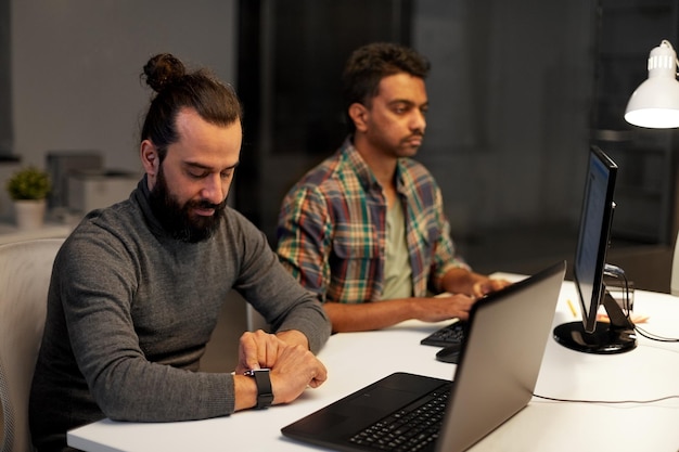 Photo creative man with smartwatch working at office