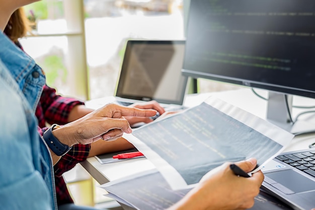 Photo cropped image of male computer programmer coding in office