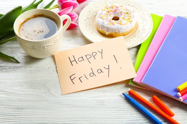 Photo cup of fresh coffee and note on wooden background