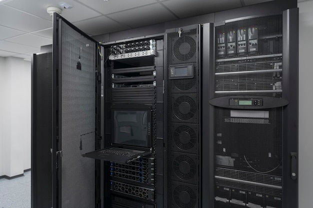 Photo data center with multiple rows of fully operational server racks. modern telecommunications, cloud computing, artificial intelligence, database, supercomputer technology concept. high quality photo