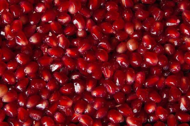 Photo delicious red ripe juicy pomegranate seed background texture.
