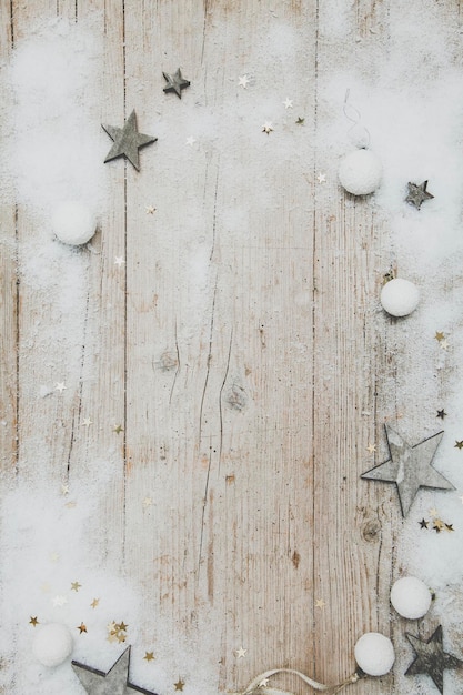 Photo directly above shot of christmas decorations on wooden table