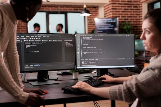Photo diverse programming engineers developing html code and cloud computing in it development agency. software developer working on database programming with html script, computing big data.