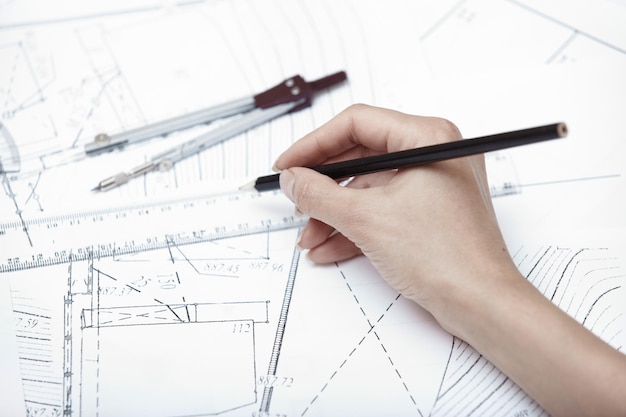 Photo hands of engineer working on a construction plan