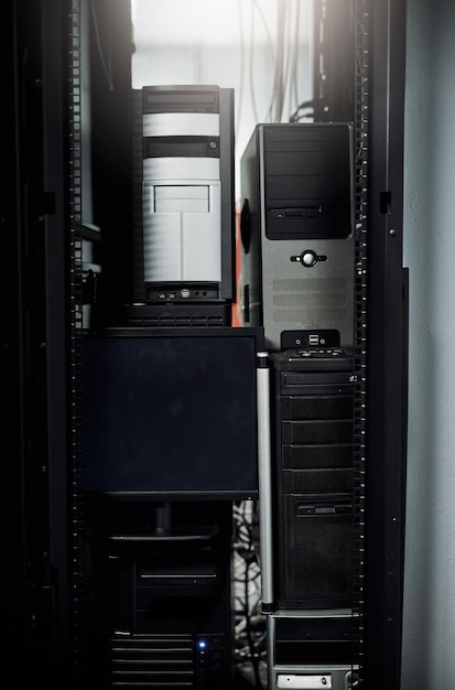 Photo the hardware behind a solid computer network cropped shot of industrial computers in the server room of a data center