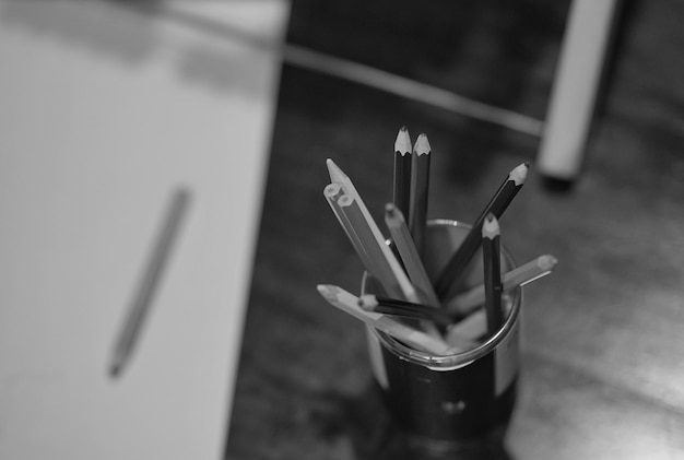 Photo high angle view of bird on table