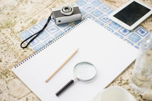 Photo high angle view of camera on table