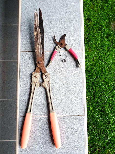 Photo high angle view of hand tools on retaining wall