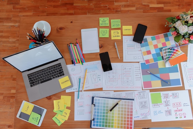 Photo high angle view of various objects on desk in office