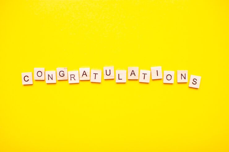 Photo the inscription congratulations made of wooden blocks