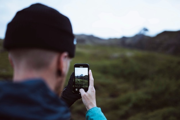 Photo man capturing a view of nature