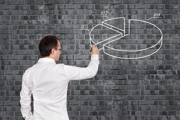 Photo man drawing pie chart