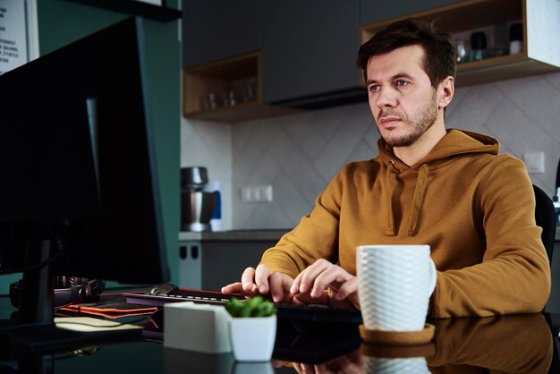 Photo man working late remotely at home