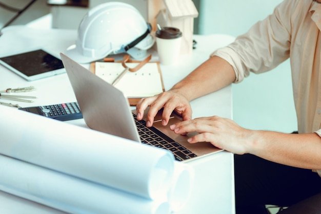 Photo midsection of man using laptop on table