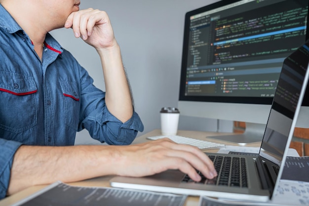 Photo midsection of man using mobile phone while sitting on table