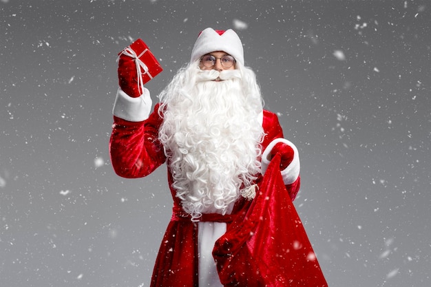 Photo noel or saint nicholas holding gifts isolated