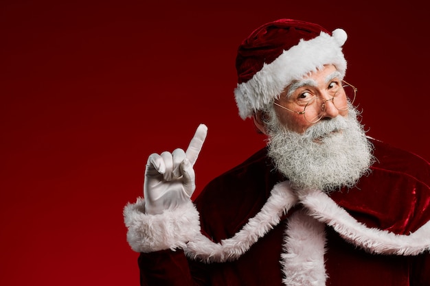 Photo santa claus pointing up