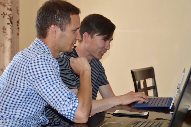 Photo side view of man using laptop
