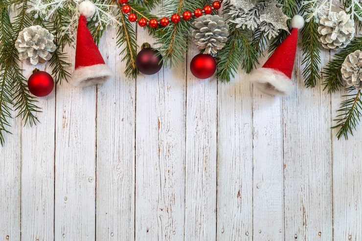 Photo spruce branches with christmas decorations.