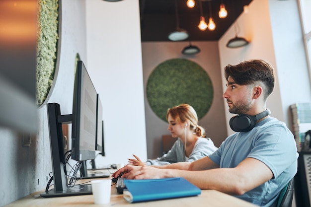 Photo students learning in computer classroom young man preparing for test on computer back to school