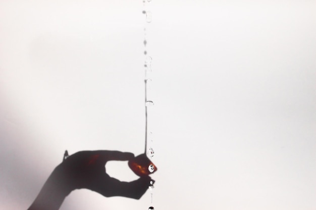 Photo upside down image of drops against shadow on wall