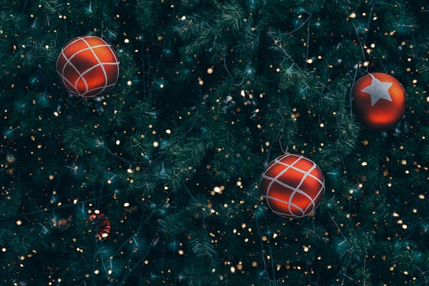 Photo vintage christmas tree with red ball decoration. christmas and new year holiday.