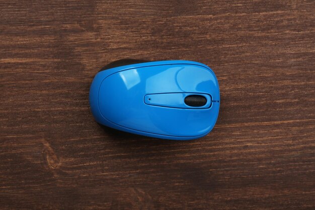 Photo wireless computer mouse on wooden background