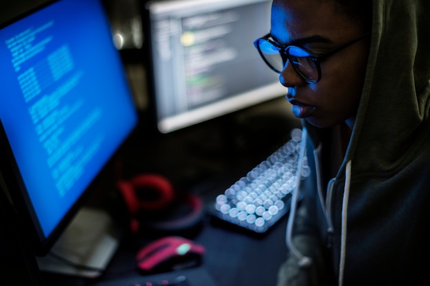 Photo woman with eyeglasses working in front of computer