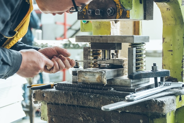 Photo the workers operate the machines