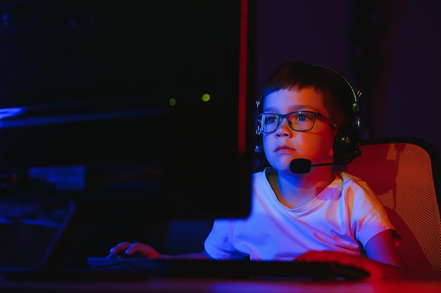 Photo young man playing computer games on line